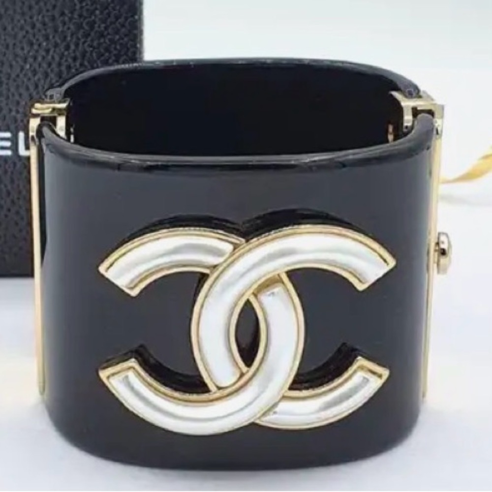 Chanel Pearl interlocking CC Gold Black Resin Cuff